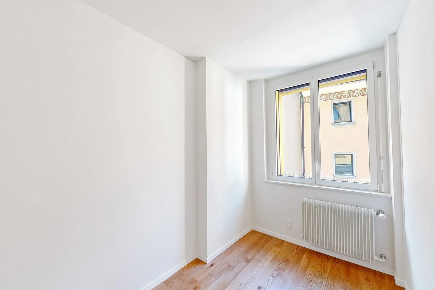 Office with plenty of light and a view of the Piazza del Sole – the first two net rents are free! - Photo 4 of 7