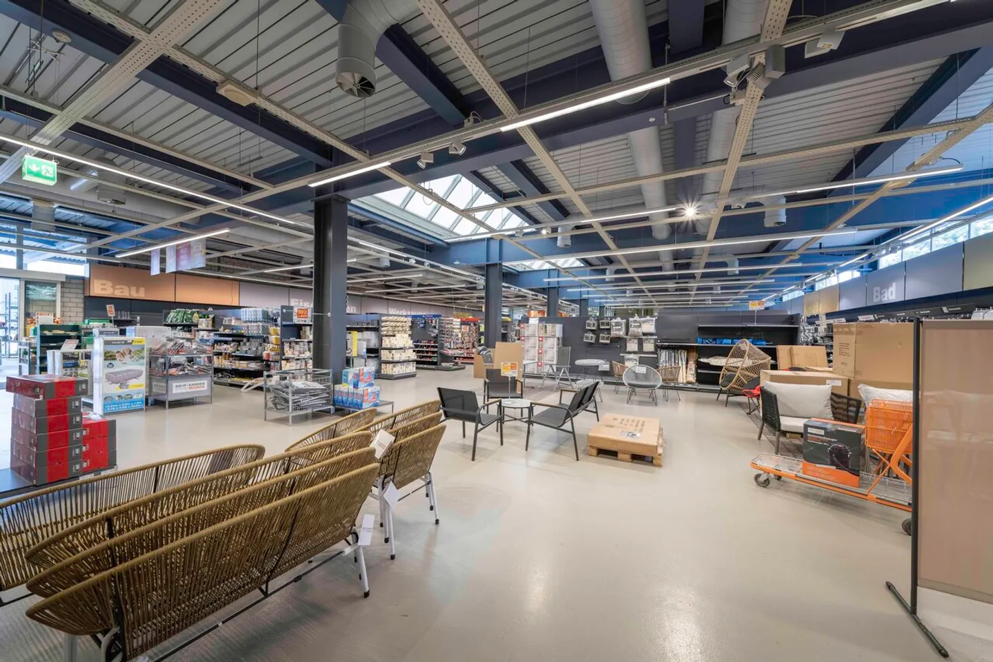 Commercial property with 1,000 m² of sales area and 60 parking spaces - Photo 8 of 15