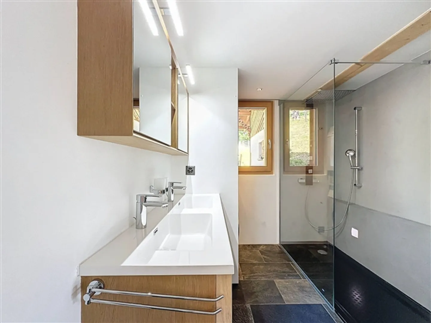 Magnifique chalet de 7,5 pièces avec vue imprenable sur les montagnes - Photo 9 sur 13