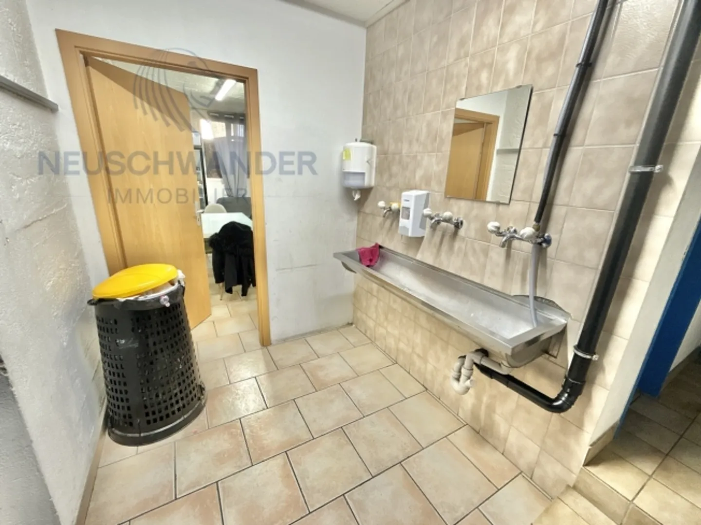 To be transformed, ideally located and centered house - Photo 3 of 18