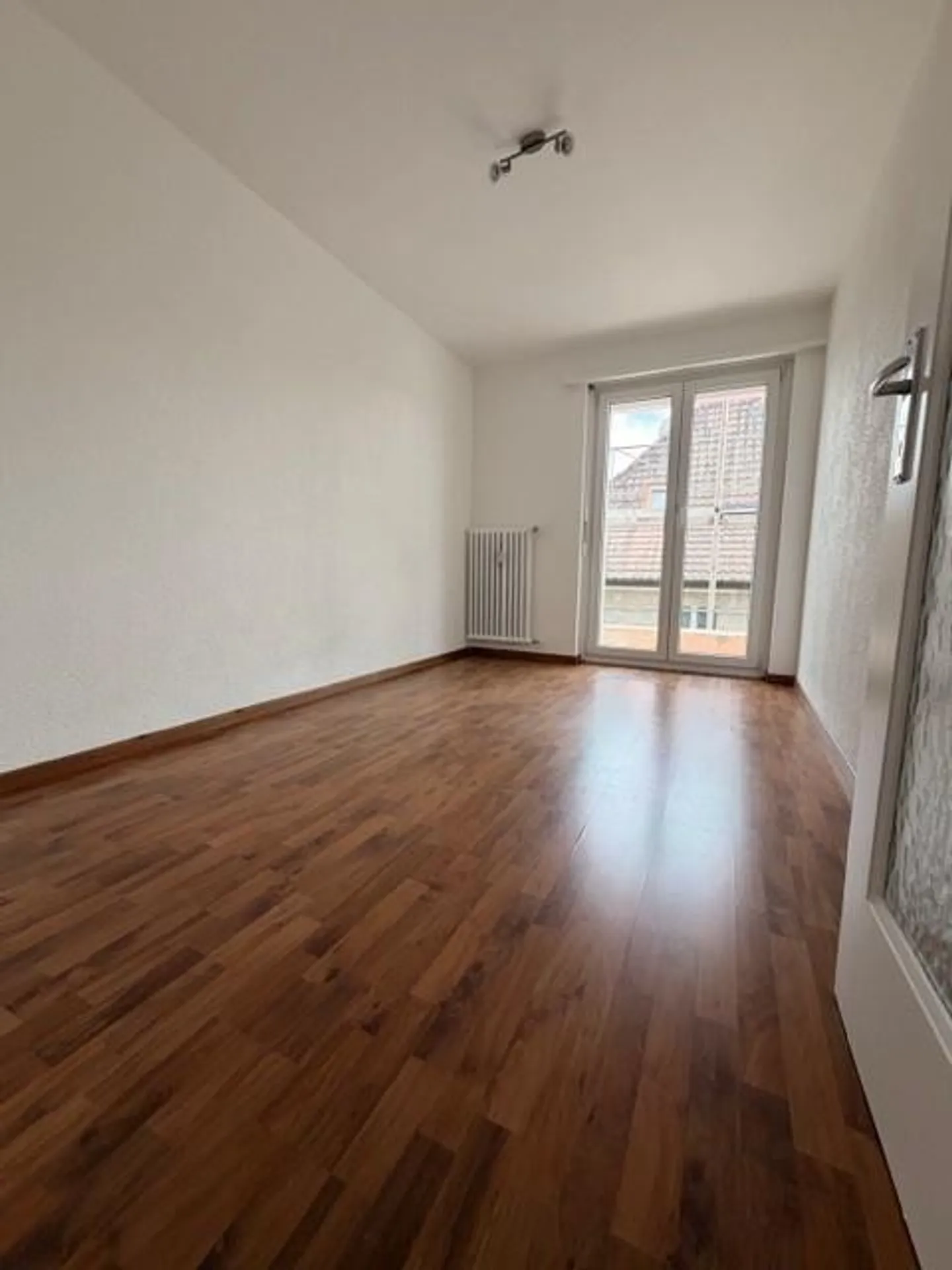 Urbain, partiellement rénové et proche de la gare - beaux appartements de 3,5 pièces à louer - Photo 2 sur 14