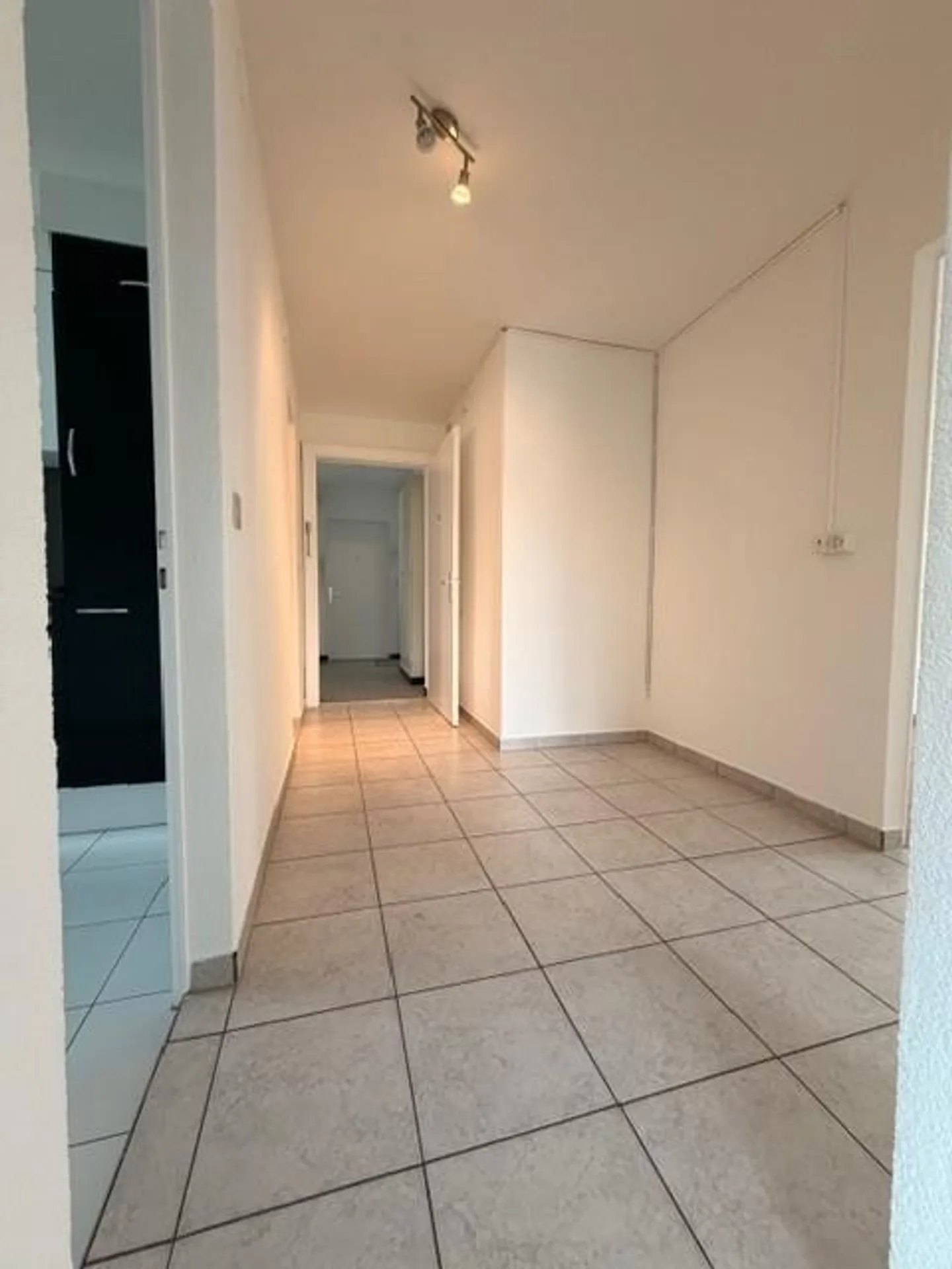 Urbain, partiellement rénové et proche de la gare - beaux appartements de 3,5 pièces à louer - Photo 3 sur 14