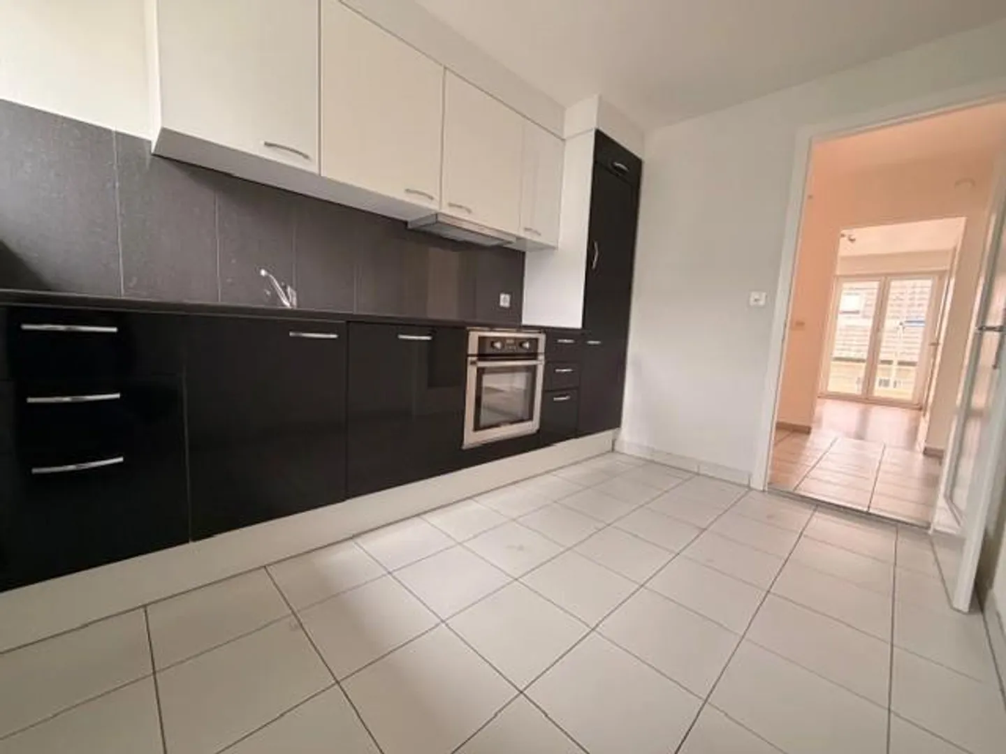 Urbain, partiellement rénové et proche de la gare - beaux appartements de 3,5 pièces à louer - Photo 4 sur 14