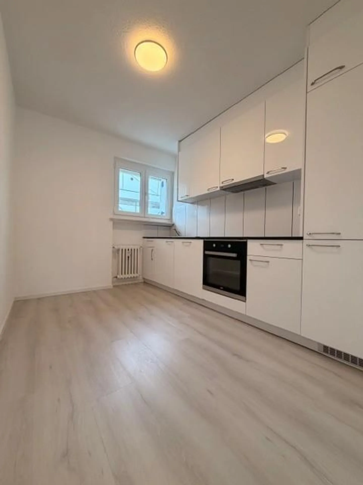 Urbain, partiellement rénové et proche de la gare - beaux appartements de 3,5 pièces à louer - Photo 12 sur 14