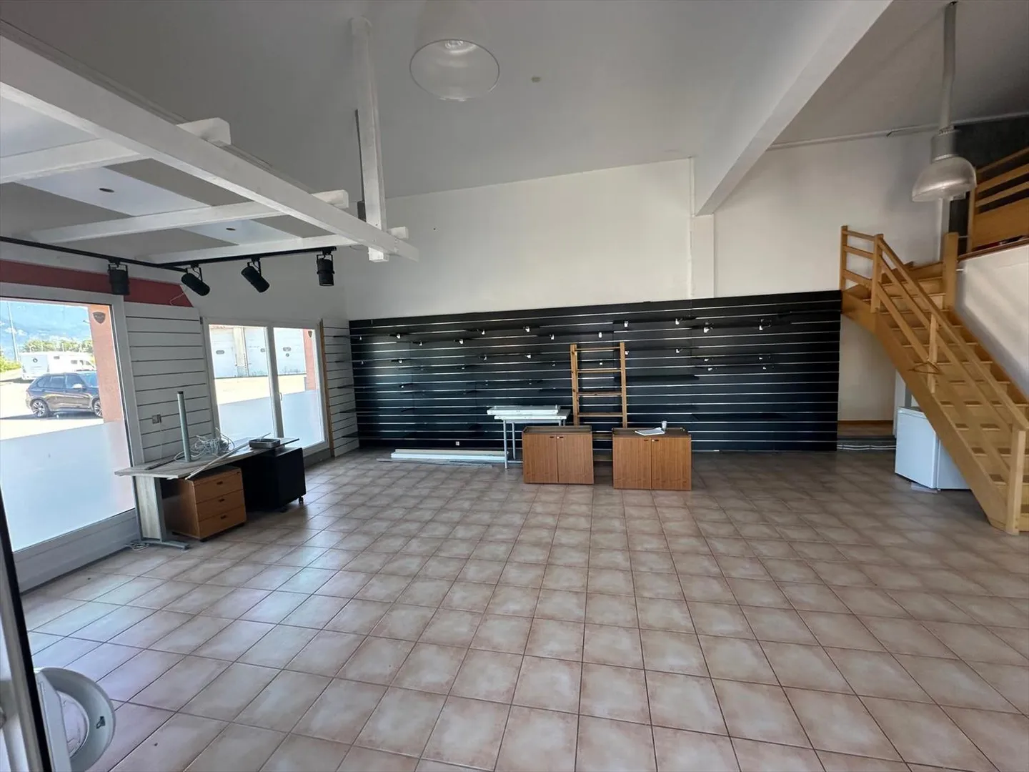 Commerce - Photo 2 of 3