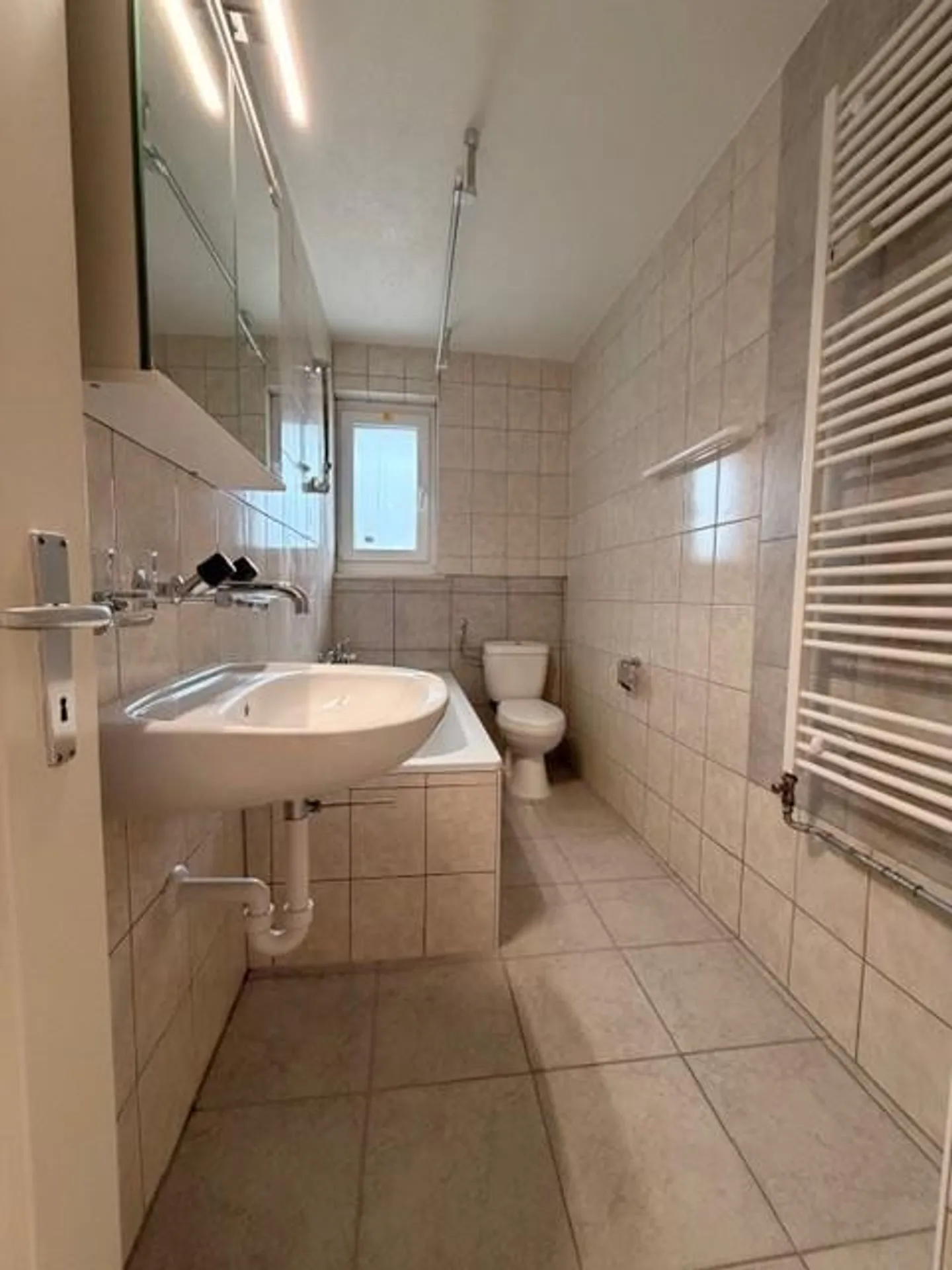 Urbain, partiellement rénové et proche de la gare - beaux appartements de 3,5 pièces à louer - Photo 8 sur 14