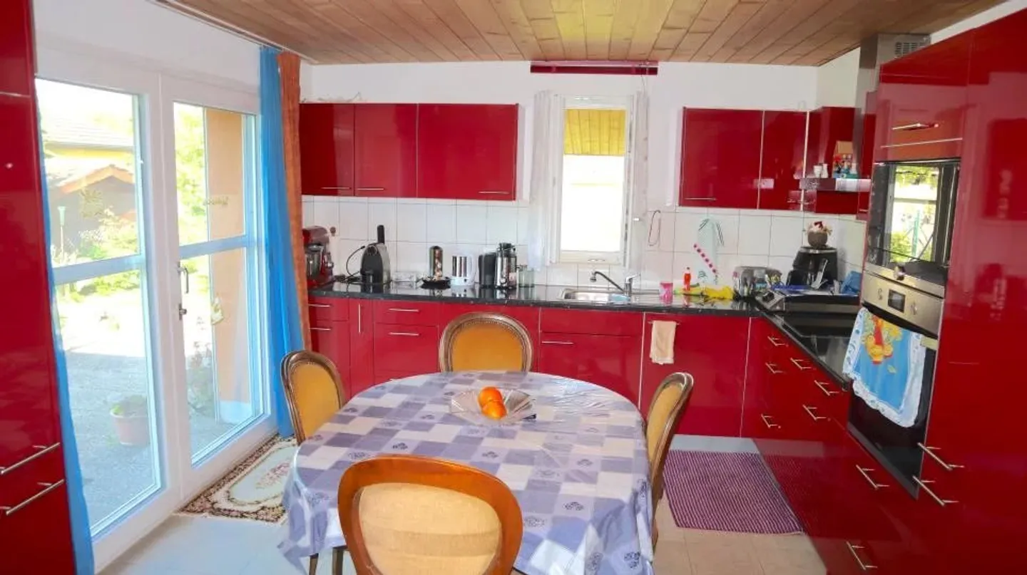 Wohnung 5.5 Zimmer + geräumige Lagerhallen? Ideal für Handwerker, Investoren oder Selbstständige - Foto 2 von 11