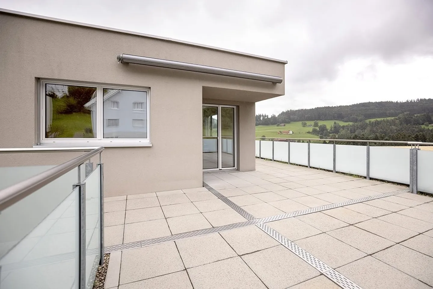 Moderno appartamento attico di 2,5 stanze con vista impressionante - Foto 3 di 7