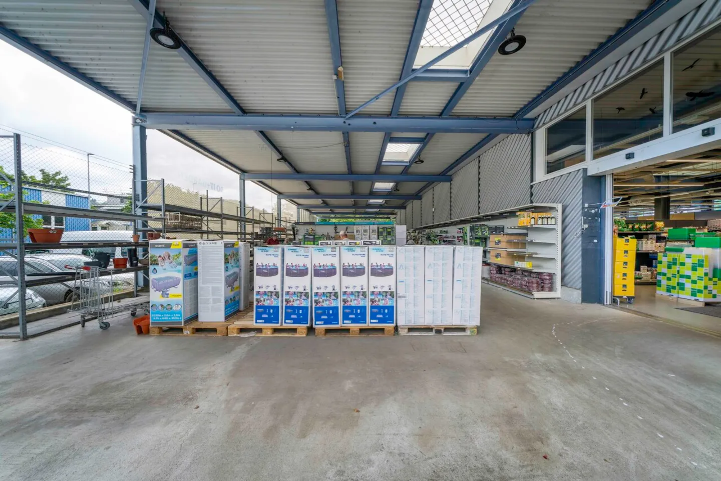 Commercial property with 1,000 m² of sales area and 60 parking spaces - Photo 10 of 15