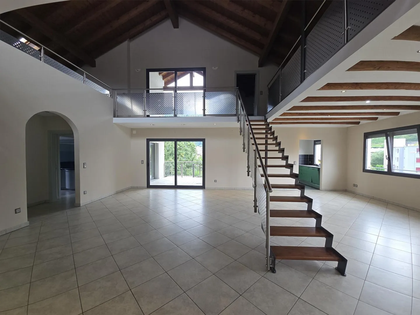 ATTICO DUPLEX 6.5 ZIMMER MIT DREI TERRASSEN IN TAVERNE - Foto 1 von 9