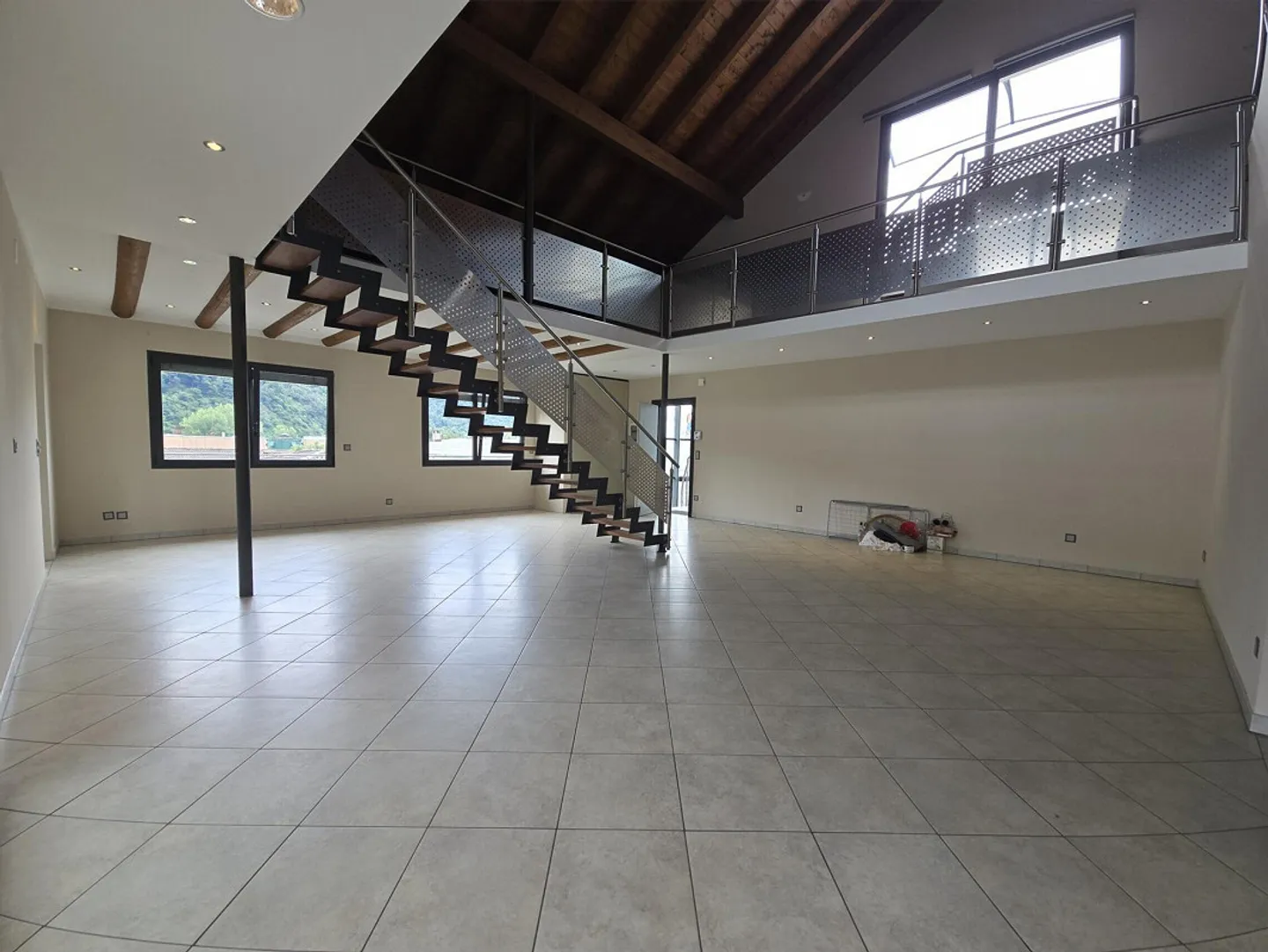 ATTICO DUPLEX 6.5 ZIMMER MIT DREI TERRASSEN IN TAVERNE - Foto 2 von 9