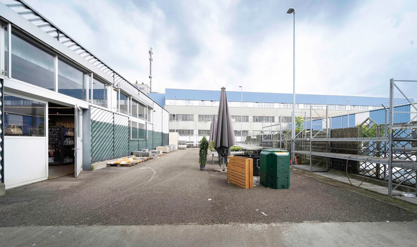 Commercial property with 1,000 m² of sales area and 60 parking spaces - Photo 11 of 15