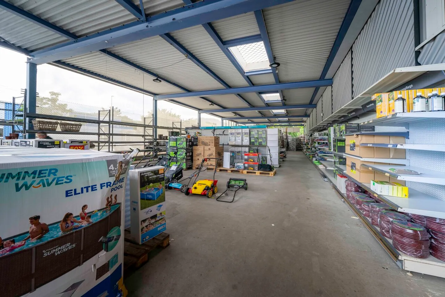 Commercial property with 1,000 m² of sales area and 60 parking spaces - Photo 12 of 15