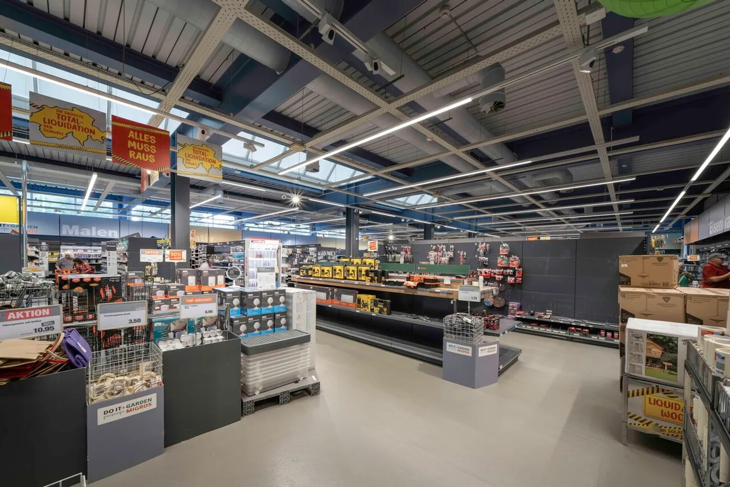 Commercial property with 1,000 m² of sales area and 60 parking spaces - Photo 14 of 15