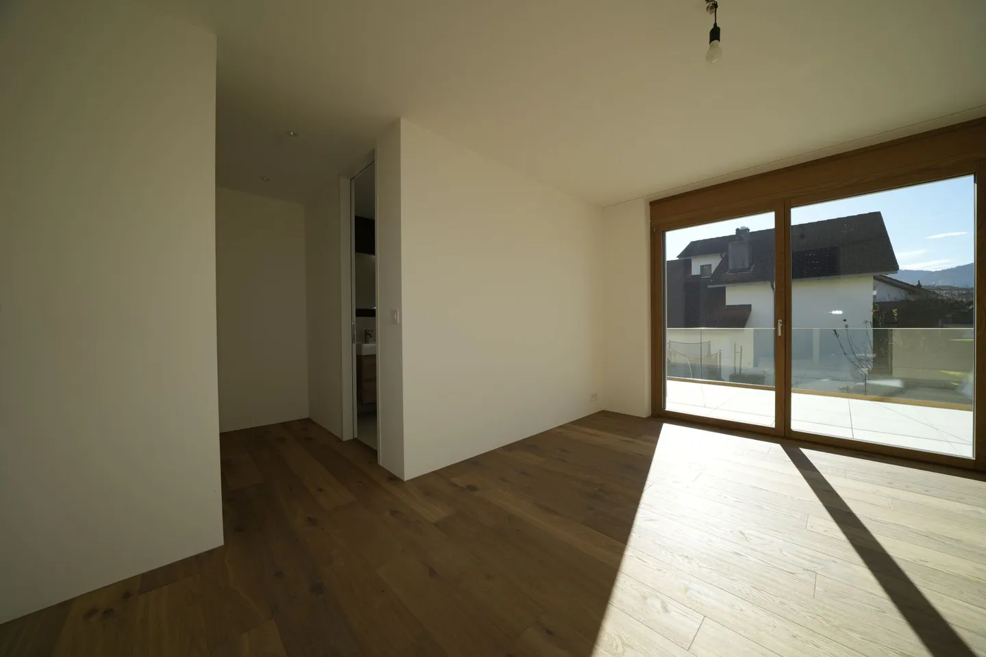 Villa neuve exclusive avec terrasse sur le toit, ascenseur et luxueux indoor-outdoor living - Photo 13 sur 28