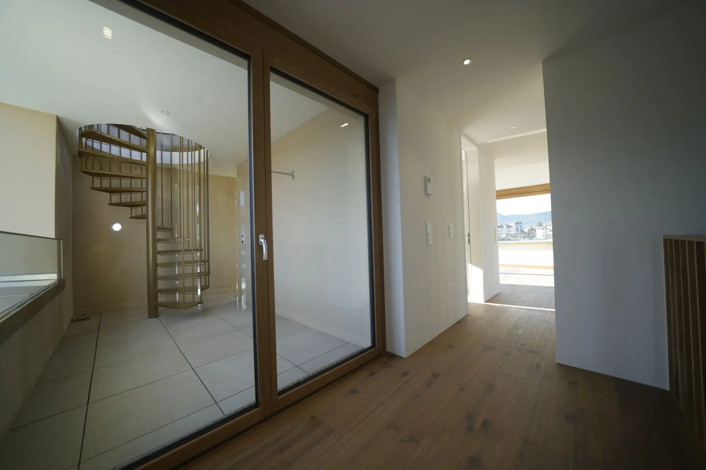 Villa neuve exclusive avec terrasse sur le toit, ascenseur et luxueux indoor-outdoor living - Photo 16 sur 28