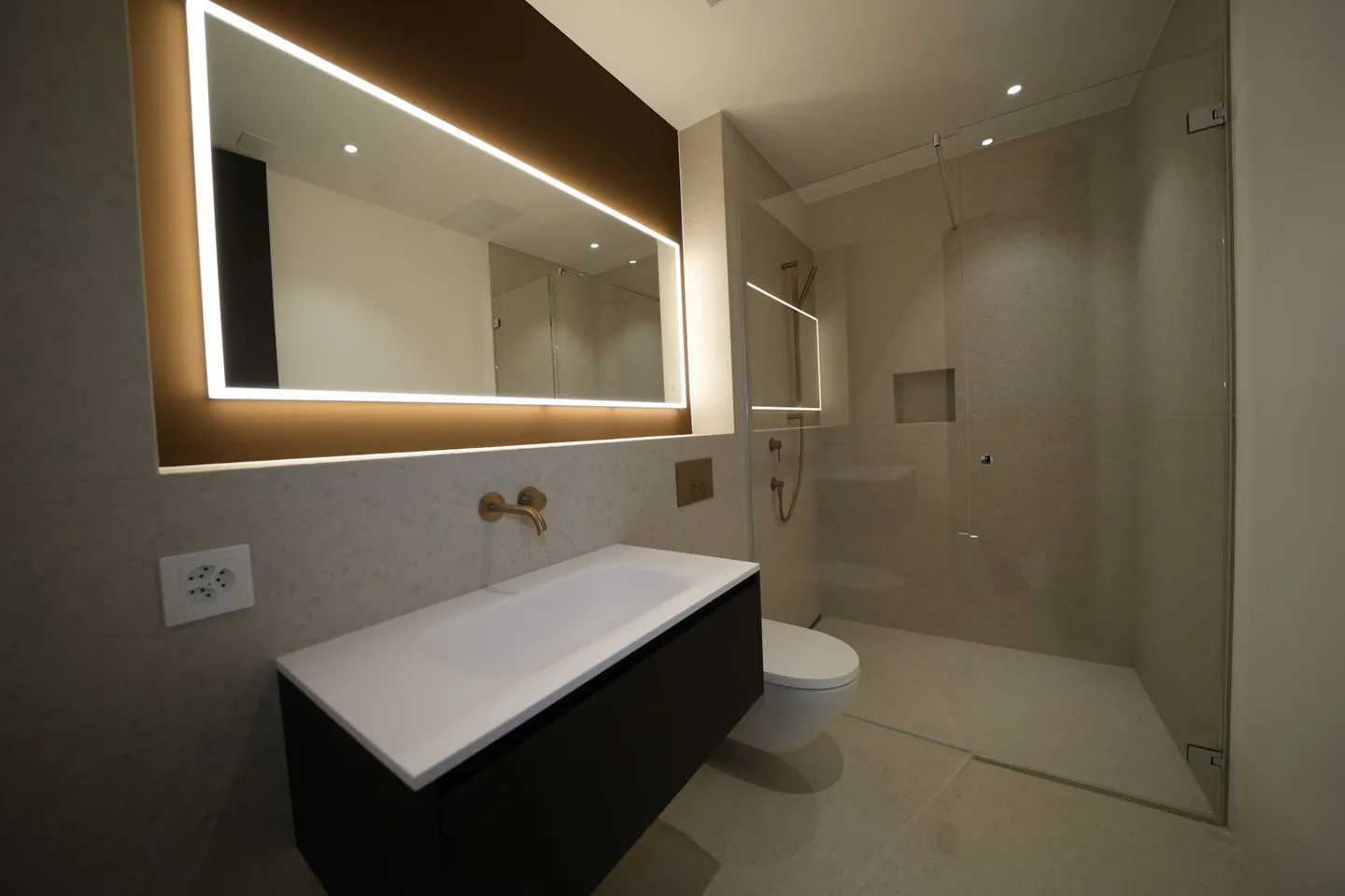 Villa neuve exclusive avec terrasse sur le toit, ascenseur et luxueux indoor-outdoor living - Photo 21 sur 28