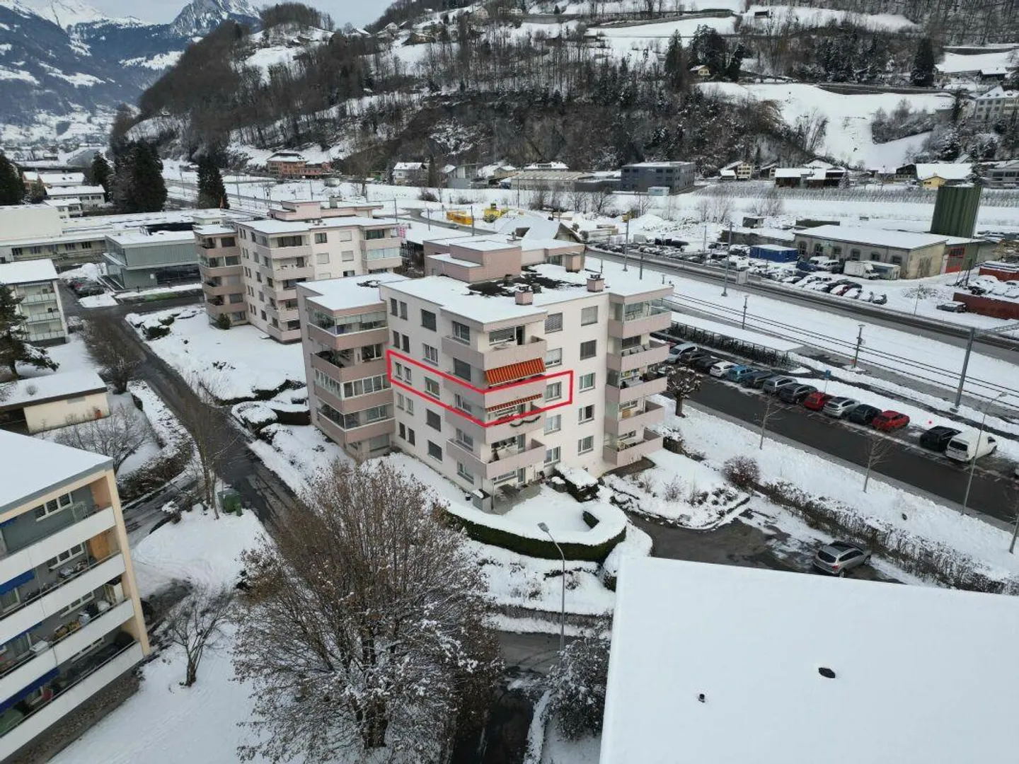 Appartamento di 4,5 stanze con posto auto in garage e balcone in posizione centrale... - Foto 2 di 14