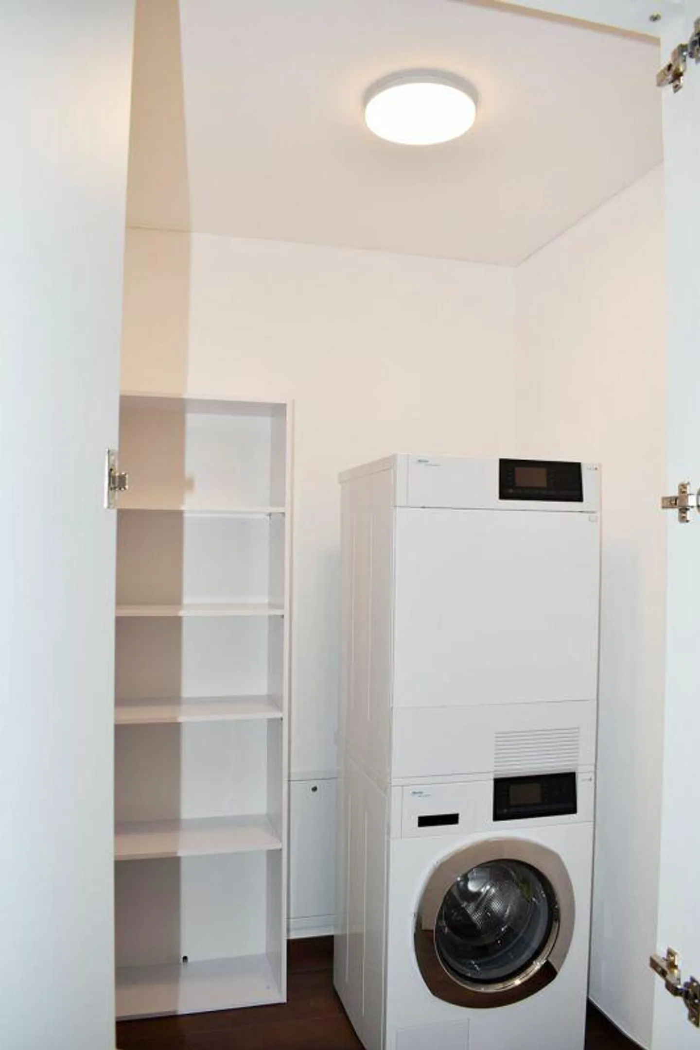 Appartement sous les combles de 3,5 pièces avec une vue magnifique sur le lac ! - Photo 10 sur 13