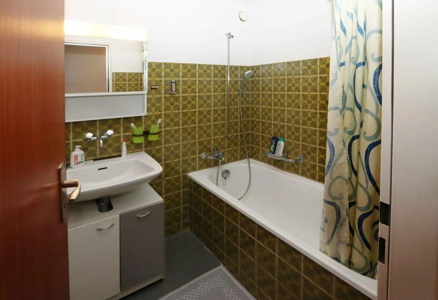 Appartamento di 4,5 stanze con posto auto in garage e balcone in posizione centrale... - Foto 11 di 14