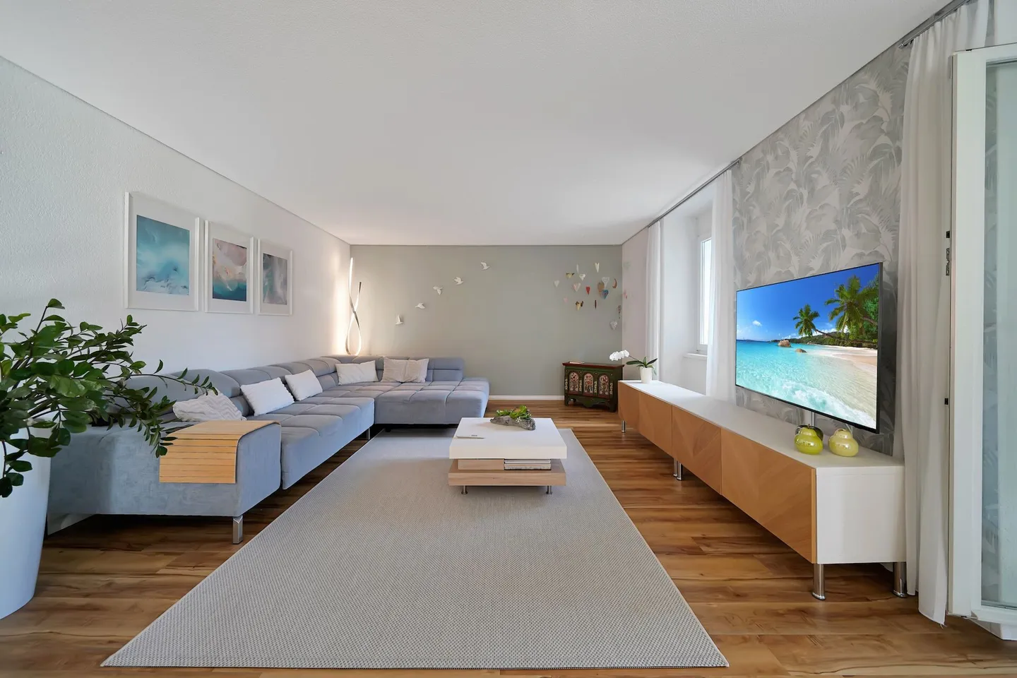 Majestic Property in Prime Location with Large Apartment and Dream Garden - Photo 2 of 16