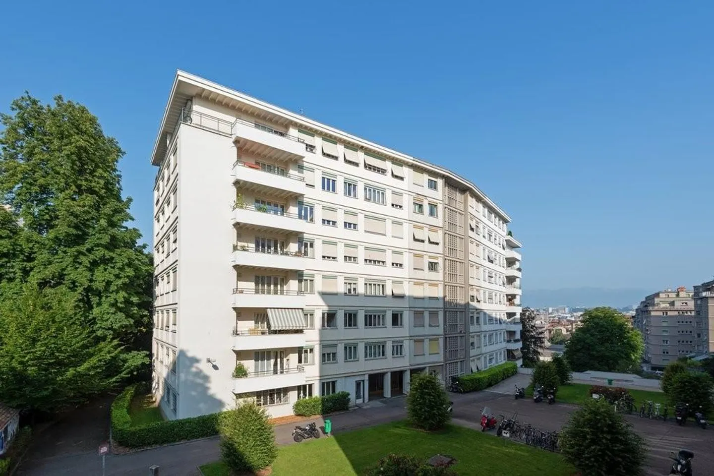 Eaux-Vives District - Photo 1 of 4