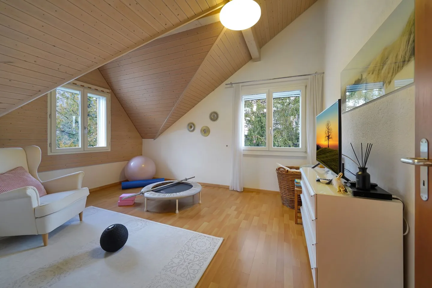 Majestic Property in Prime Location with Large Apartment and Dream Garden - Photo 10 of 16