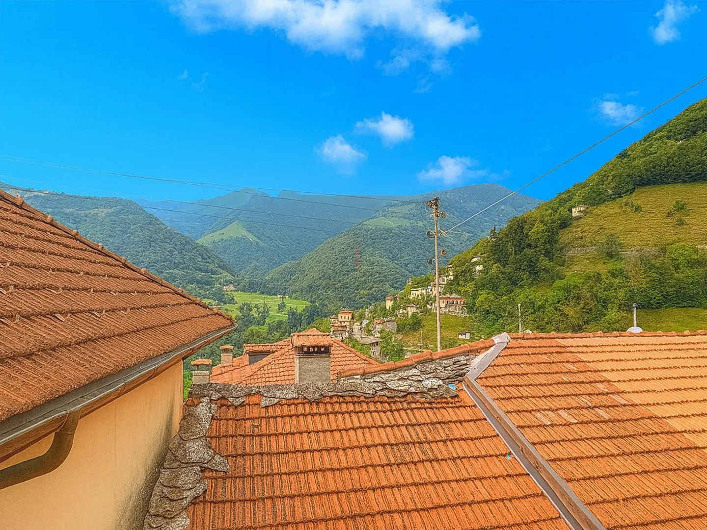 AN AUTHENTIC REFUGE IN THE HEART OF THE MUGGIO VALLEY - Photo 9 of 11