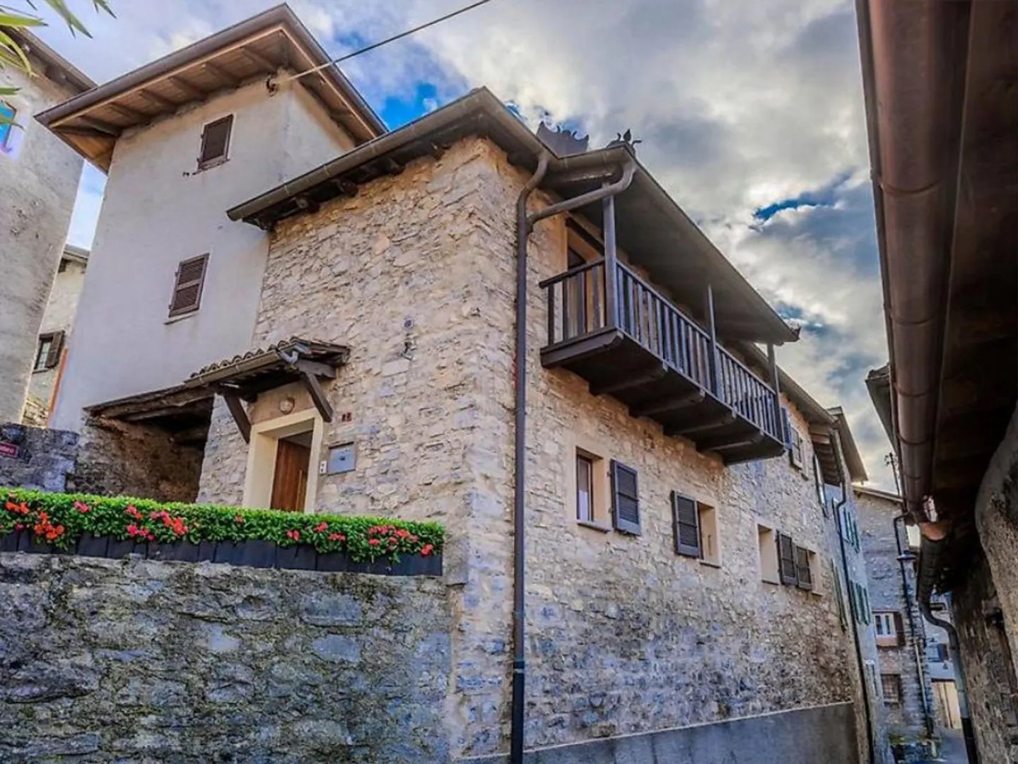 AN AUTHENTIC REFUGE IN THE HEART OF THE MUGGIO VALLEY - Photo 11 of 11