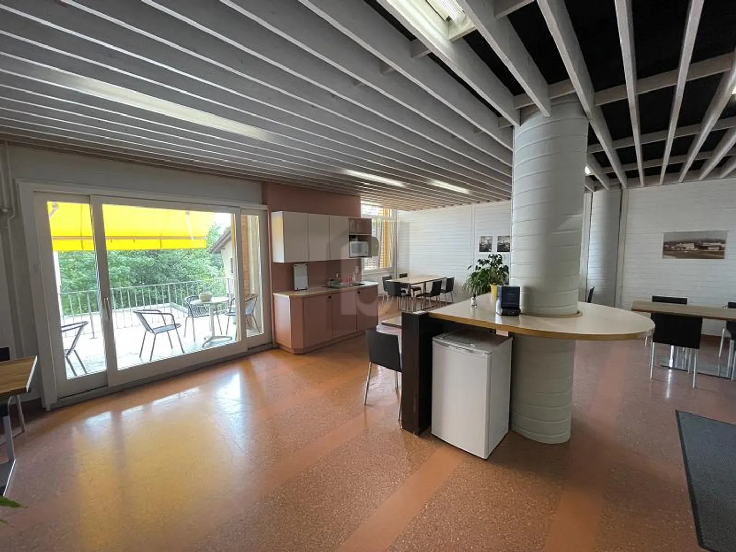 SPACIOUS AND IDEAL FOR CREATIVE WORK - Photo 4 of 6