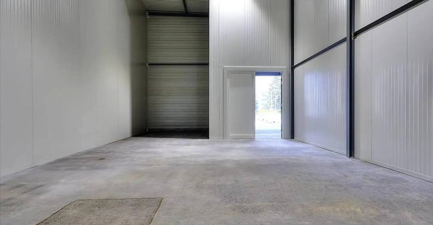 Mixed-use building for rent - Photo 4 of 4