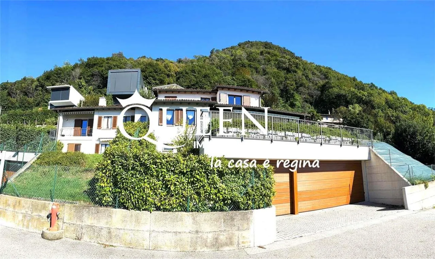 Morbio Superiore: Villa mit 10,5 Zimmern, 304 m², großem Garten, atemberaubender Aussicht - Foto 1 von 13