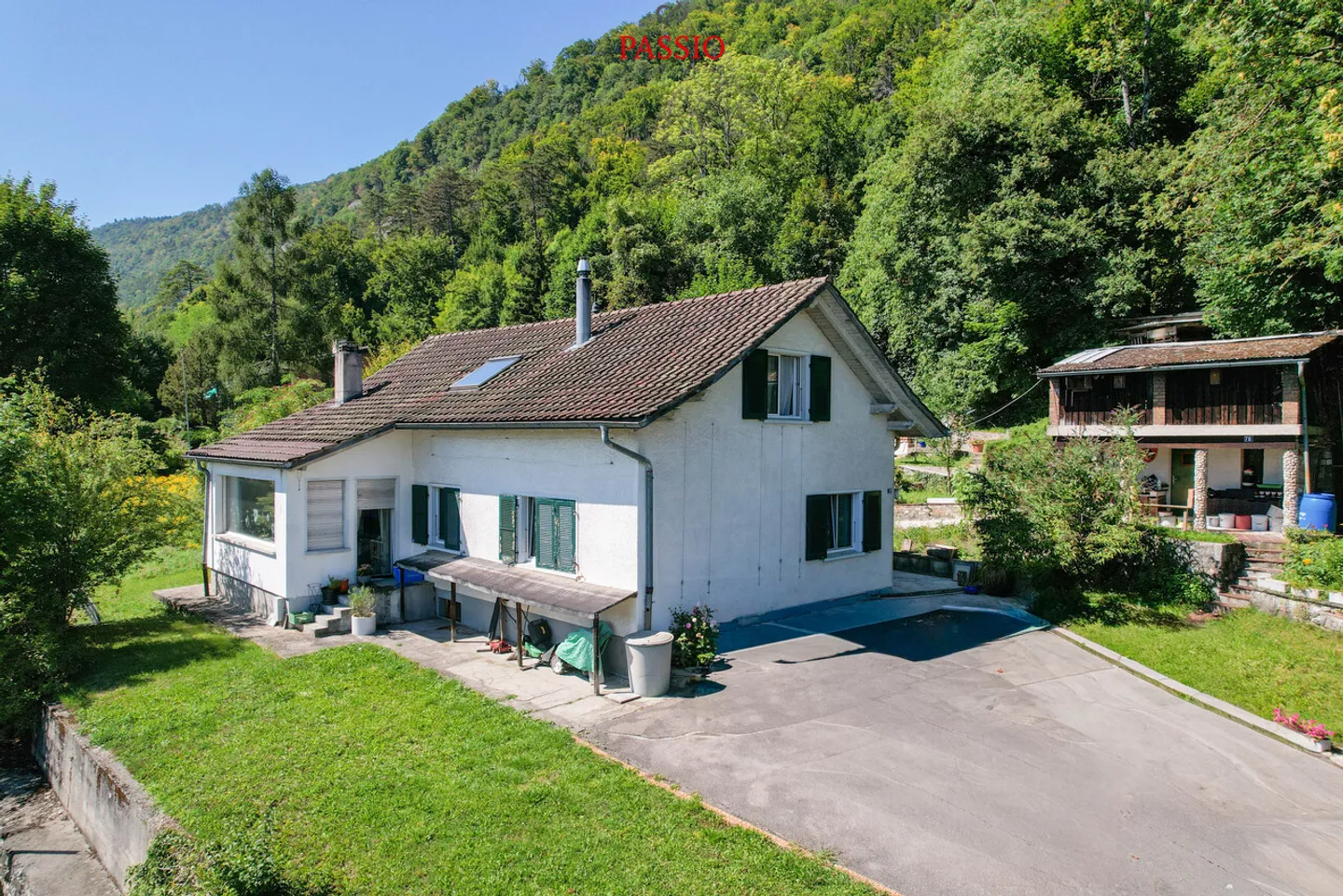 Casa bifamiliare in posizione elevata con grande terreno - Foto 1 di 27