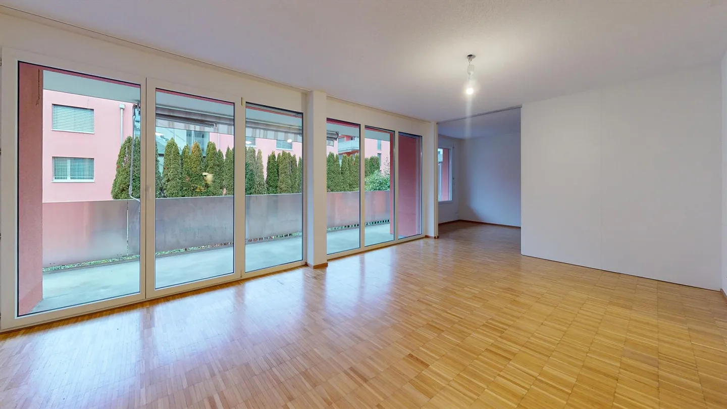 Apartment with access to the garden in a practical location - Photo 2 of 11