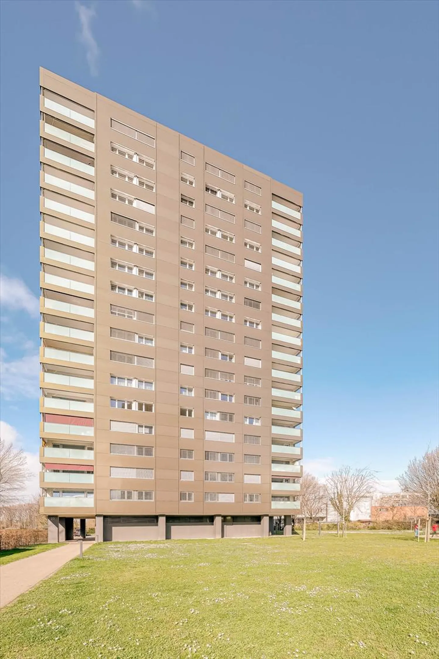 RENT WITHOUT DEPOSIT - Fantastic view over Birsfelden on the 14th floor - Photo 1 of 13
