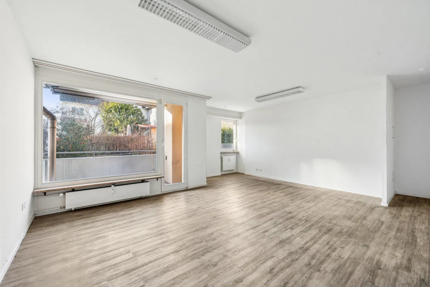 Ready-to-move-in office space in the heart of Binningen - Photo 2 of 13
