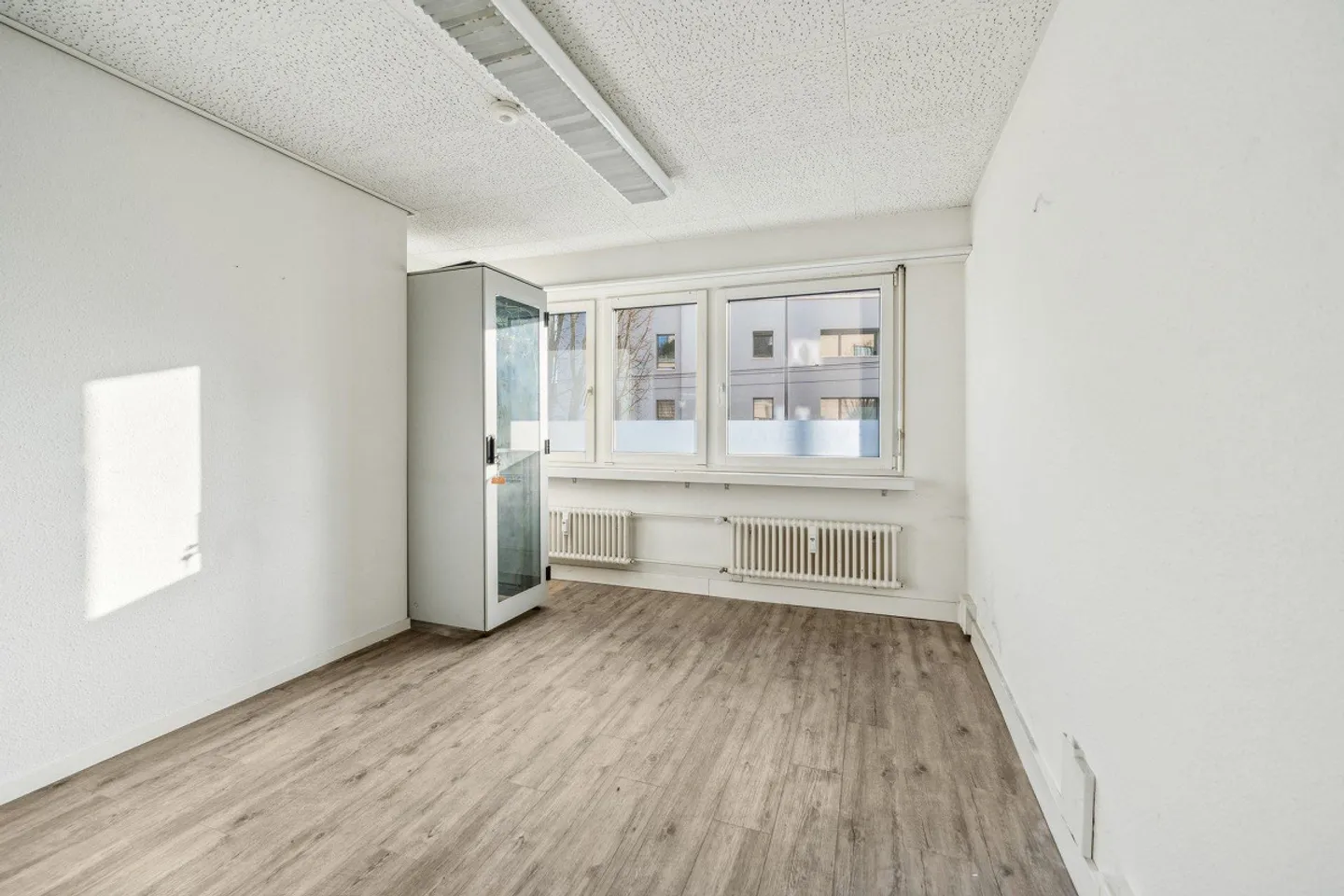 Ready-to-move-in office space in the heart of Binningen - Photo 10 of 13