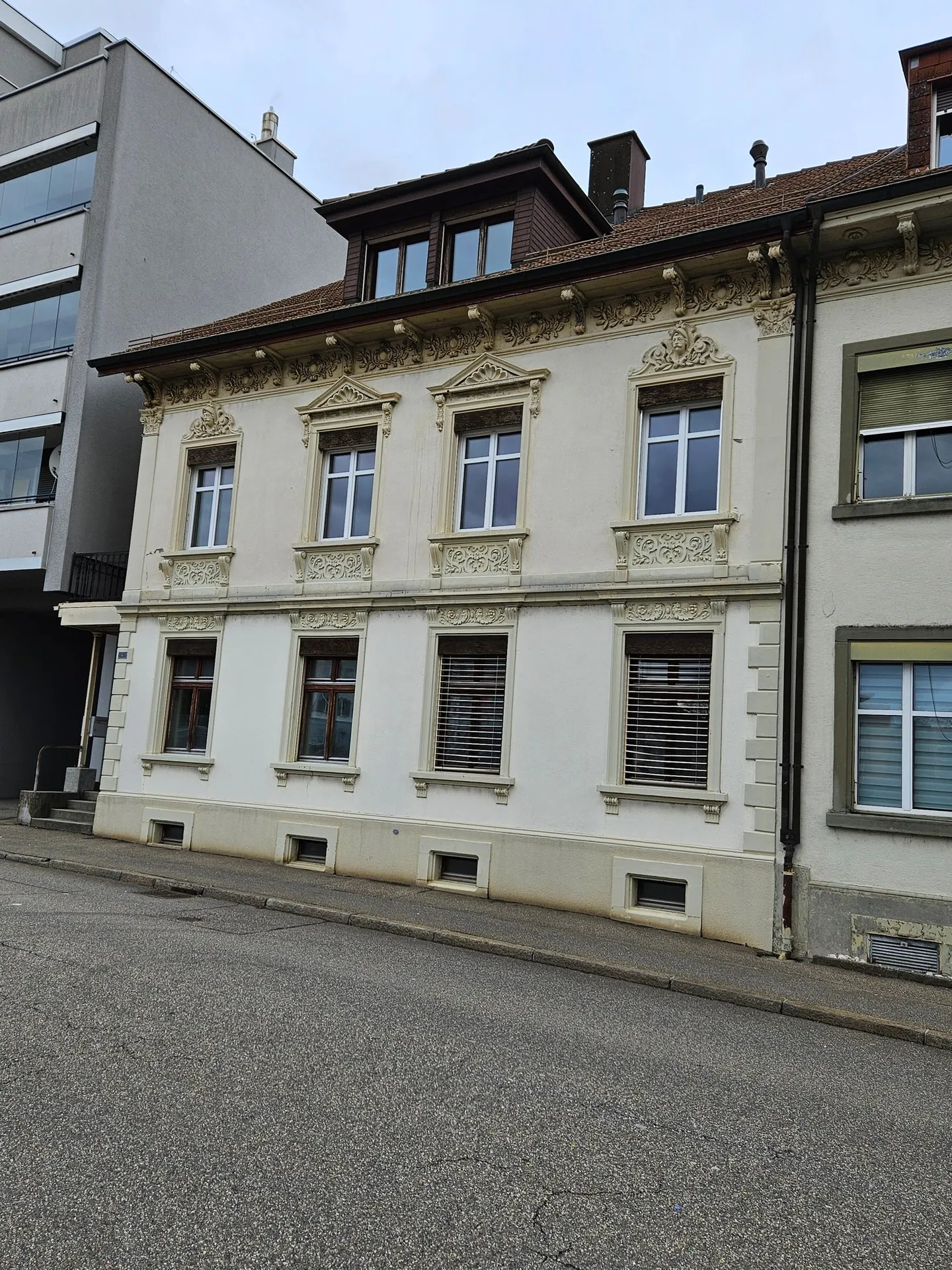 Incantevole appartamento di 3 locali in un edificio storico nel cuore di Olten - Foto 1 di 7