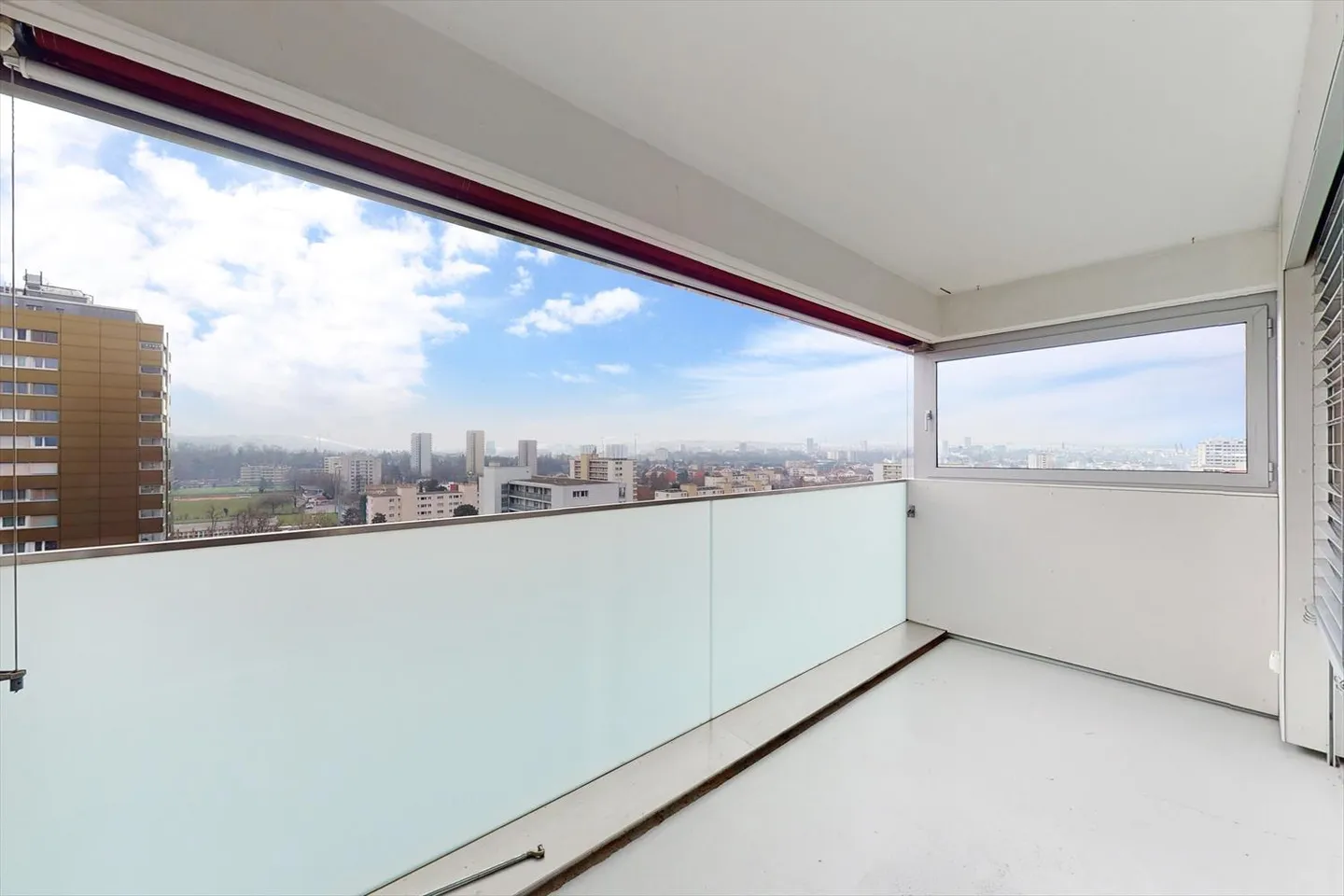 RENT WITHOUT DEPOSIT - Fantastic view over Birsfelden on the 14th floor - Photo 8 of 13