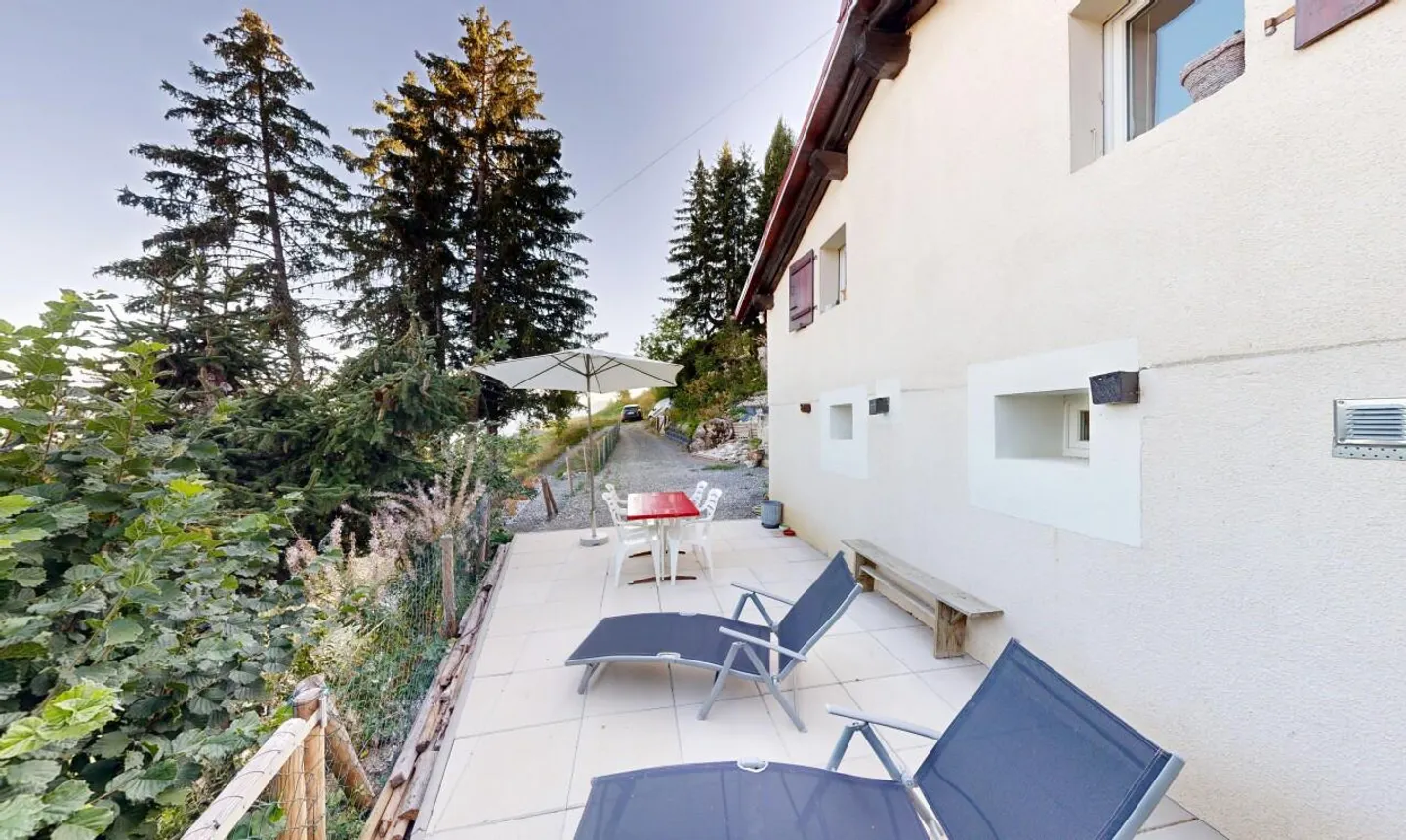 A haven of peace in the heights of Erde - Photo 1 of 11