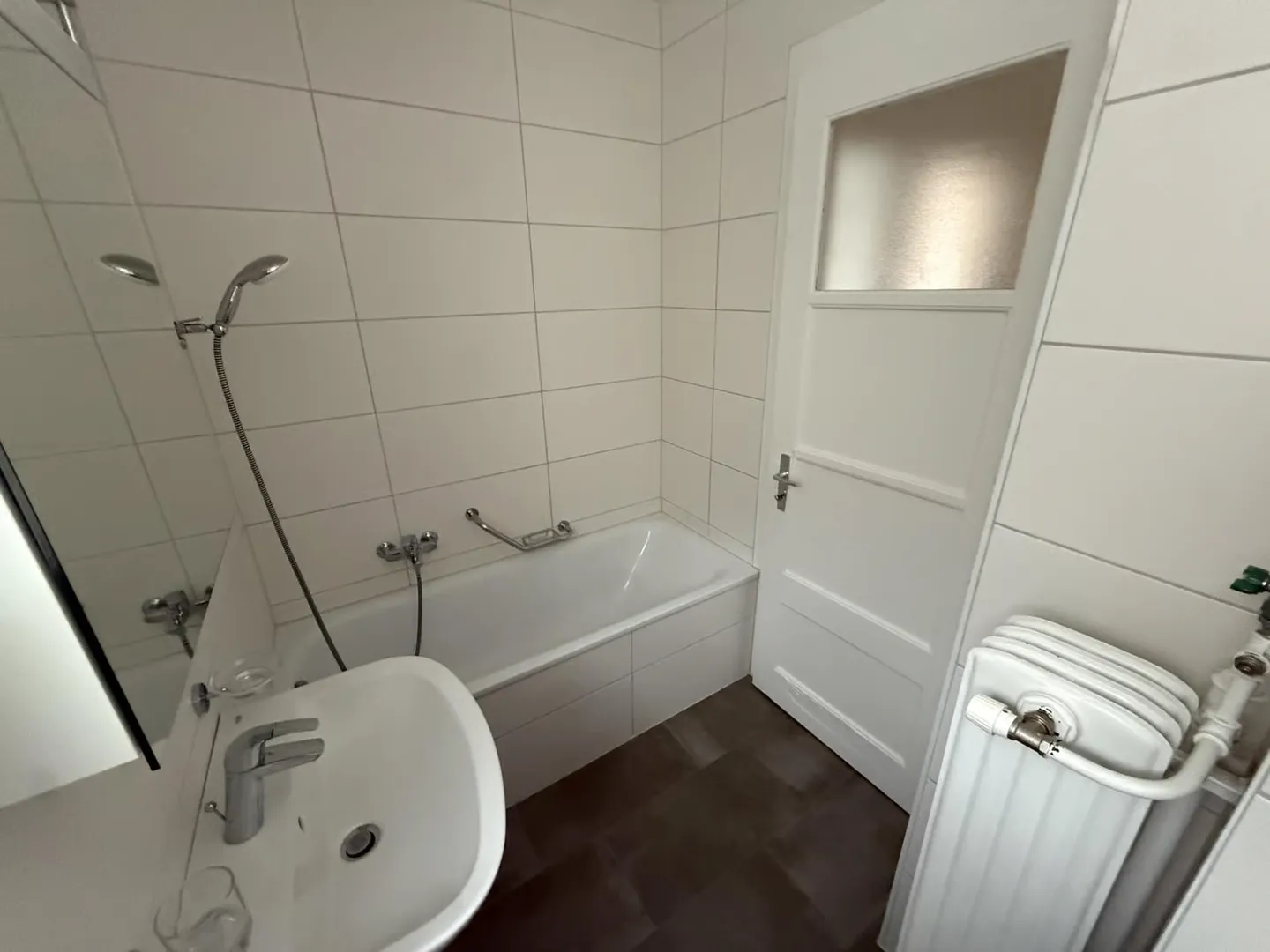 Schönes 2.5-Zimmer-Apartment mit Balkon, 5 Minuten von der Bahnstation - Photo 7 sur 13