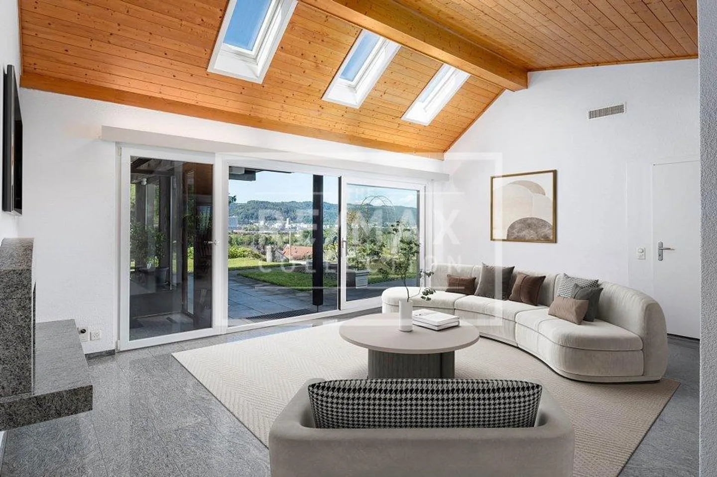 Spacious Family Home with Pool - Photo 3 of 13