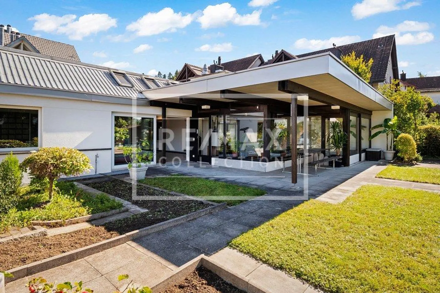 Spacious Family Home with Pool - Photo 7 of 13