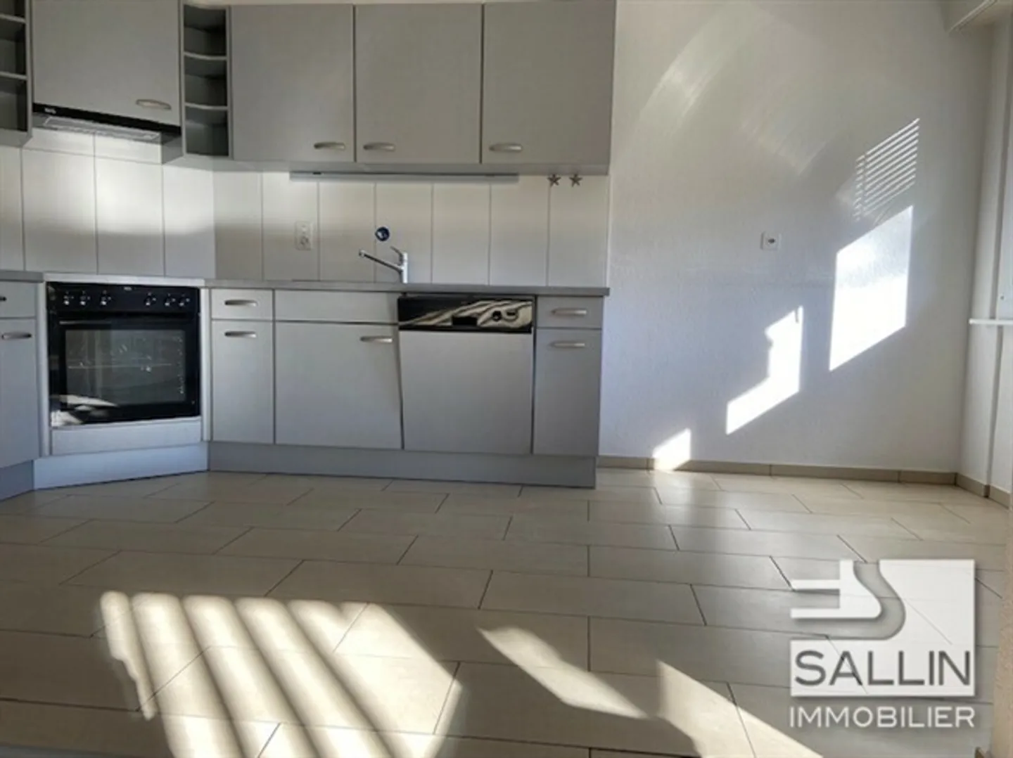 APPARTAMENTO DI 5 CAMERE IN UN QUARTIERE FAMILIARE - Foto 3 di 14