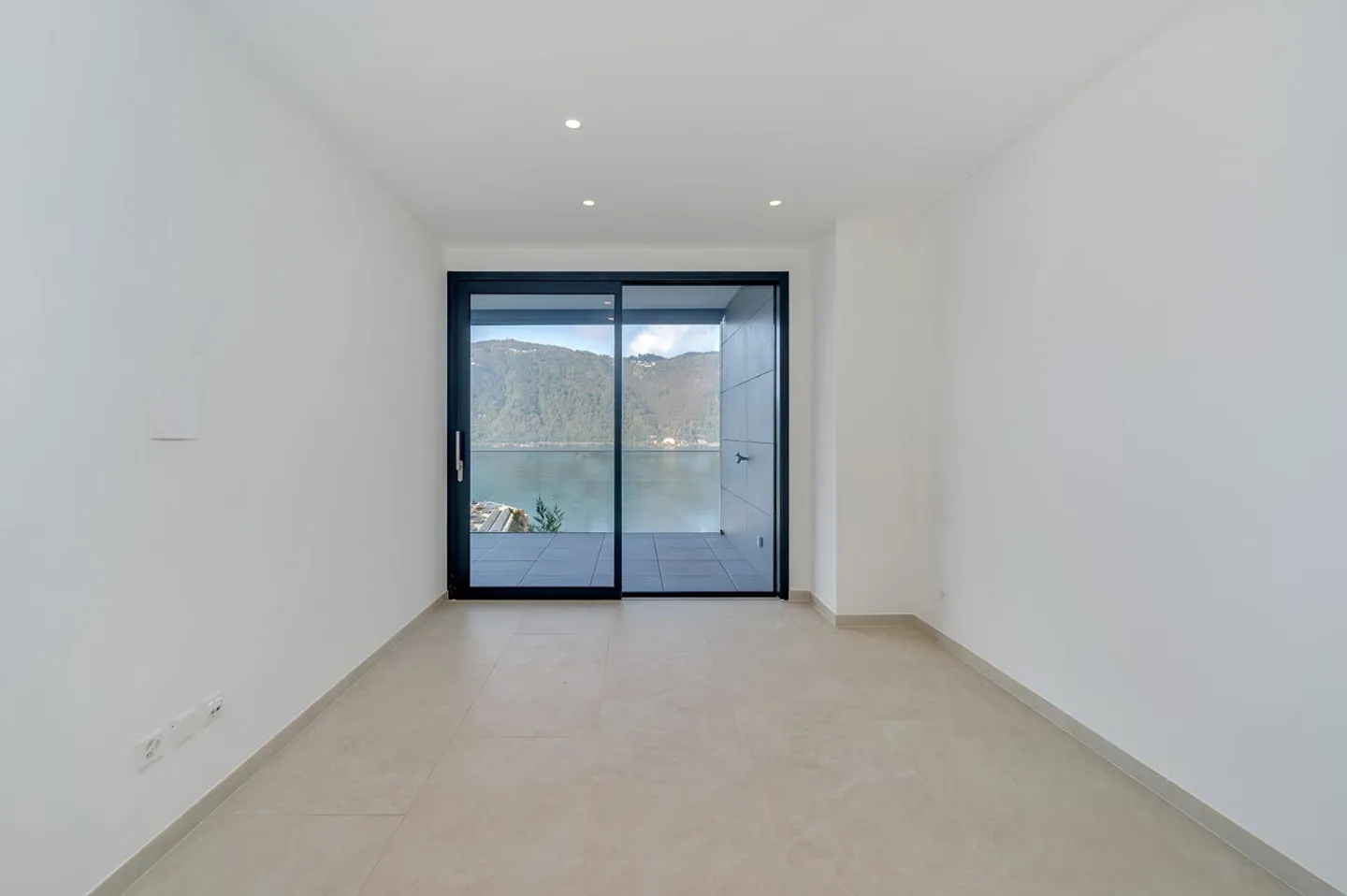 Pleasant 3.5-Room Apartment with Lake View in Bissone - Photo 2 of 12