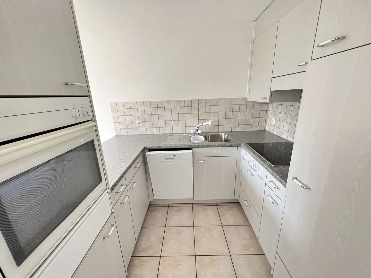 Appartement familial de 4 1/2 pièces dans un emplacement calme dans une maison de 6 familles - Photo 2 sur 10