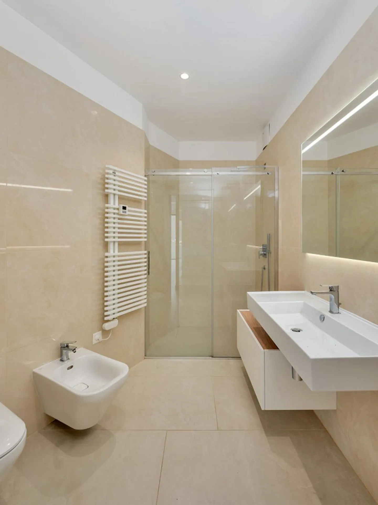 Pleasant 3.5-Room Apartment with Lake View in Bissone - Photo 3 of 12