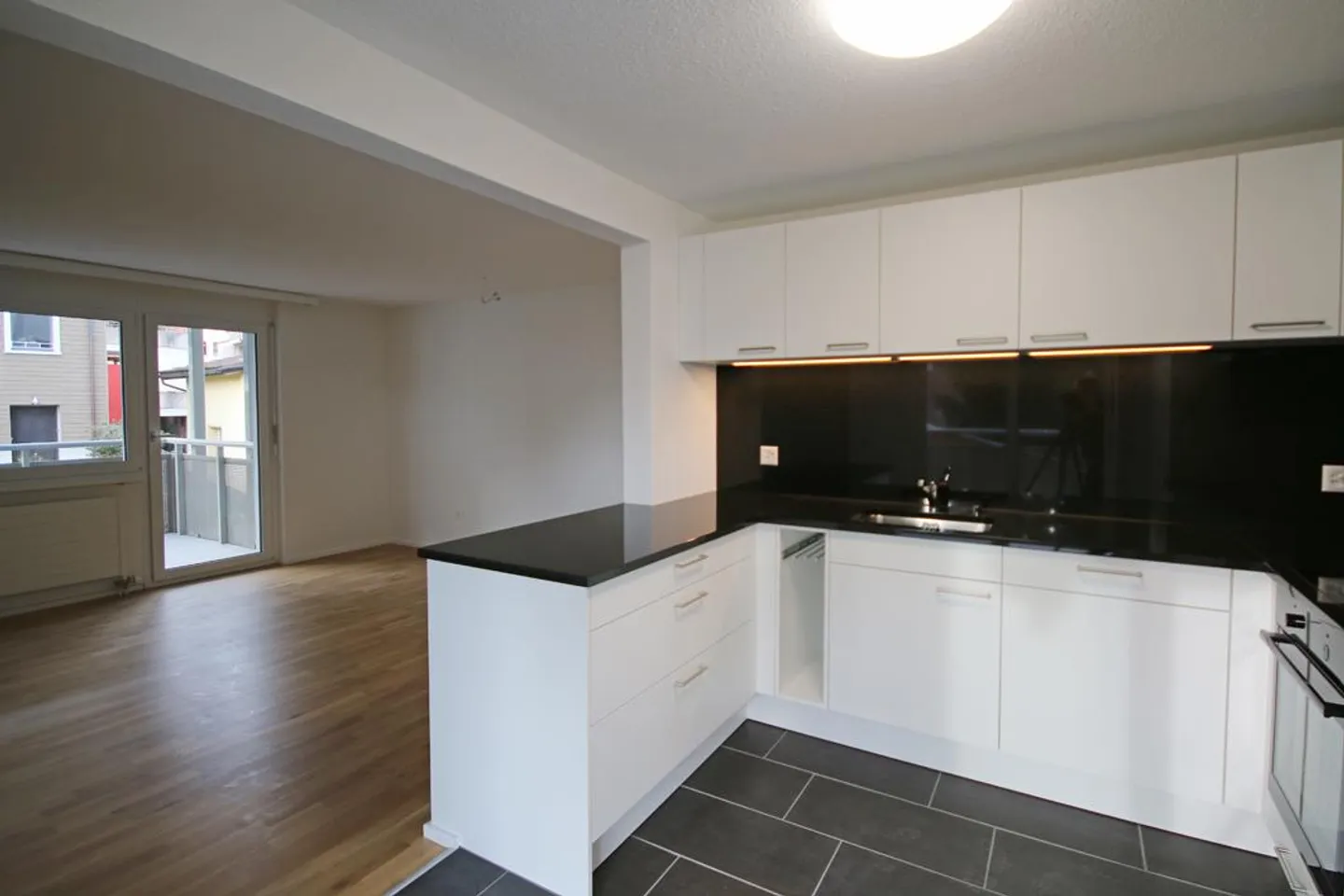 Modern and bright 3.5 room apartment centrally and quietly located - Photo 2 of 9