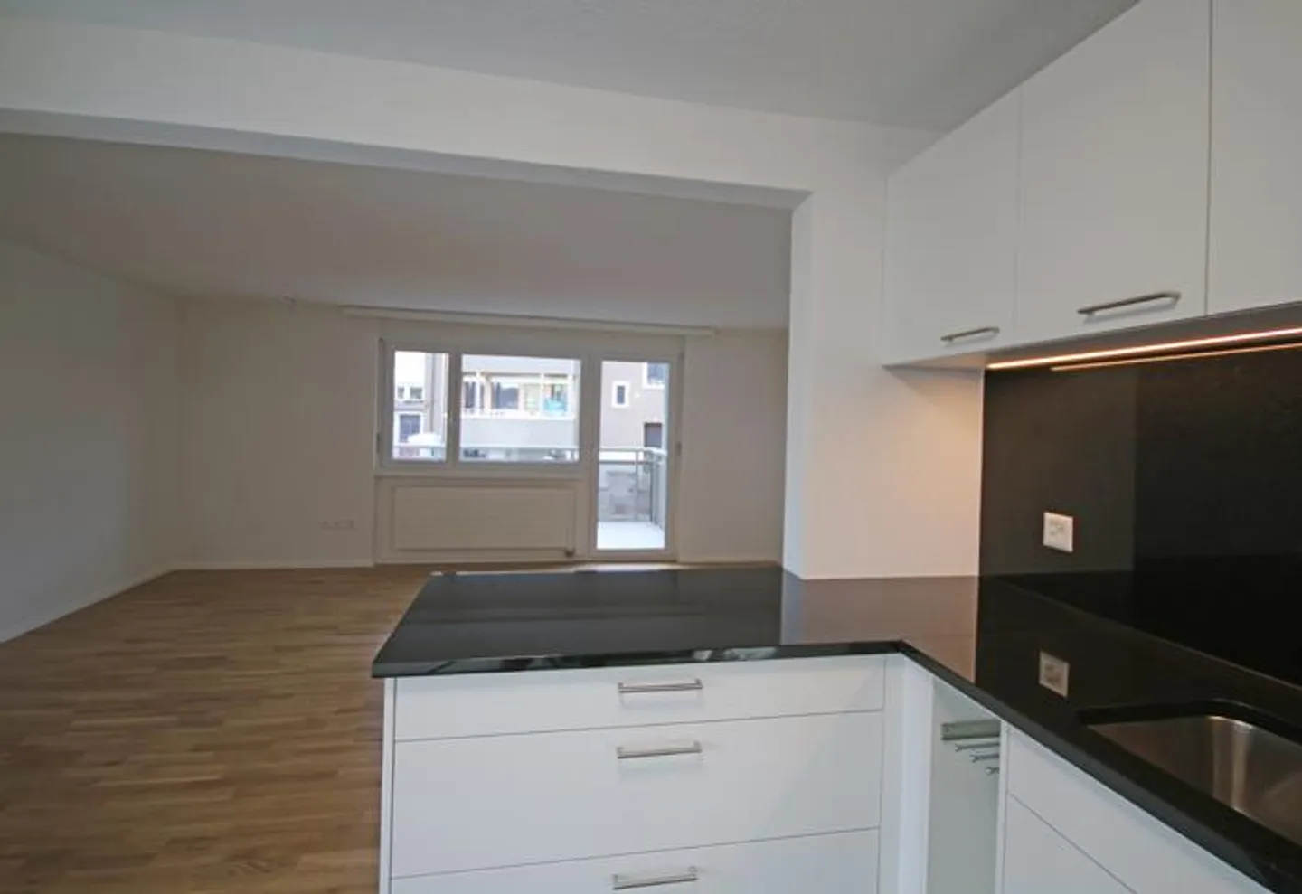 Modern and bright 3.5 room apartment centrally and quietly located - Photo 3 of 9