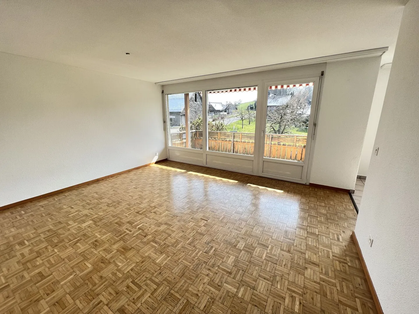 Appartement familial de 4 1/2 pièces dans un emplacement calme dans une maison de 6 familles - Photo 4 sur 10